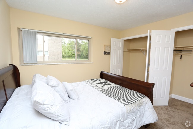 2BR,2BA - 926 SF - Bedroom
