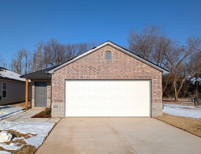 Building Photo - Brand New 3/2 in Mustang