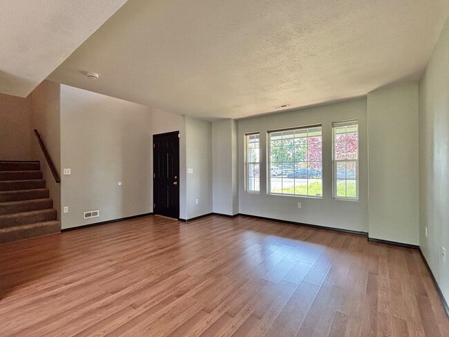 Photo - 905 Spence St