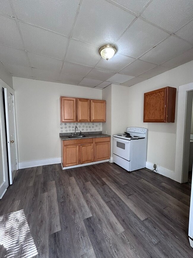 9 E Lee St