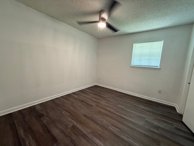 Photo - 107 Zilia St
