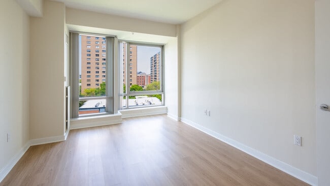 Dormitorio con piso de superficie dura