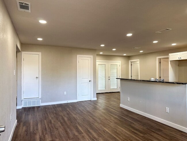 Building Photo - 4 Bedroom / 3 Full Bath