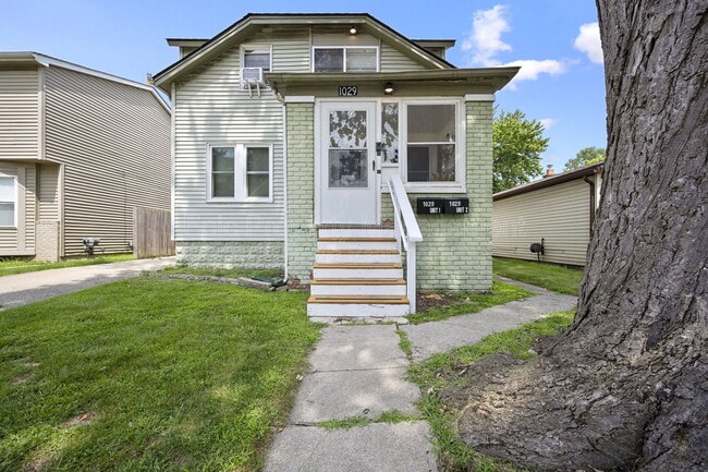 Building Photo - 1029 E Granet Ave