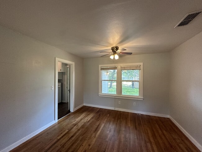 Photo - 208 N Bowie St