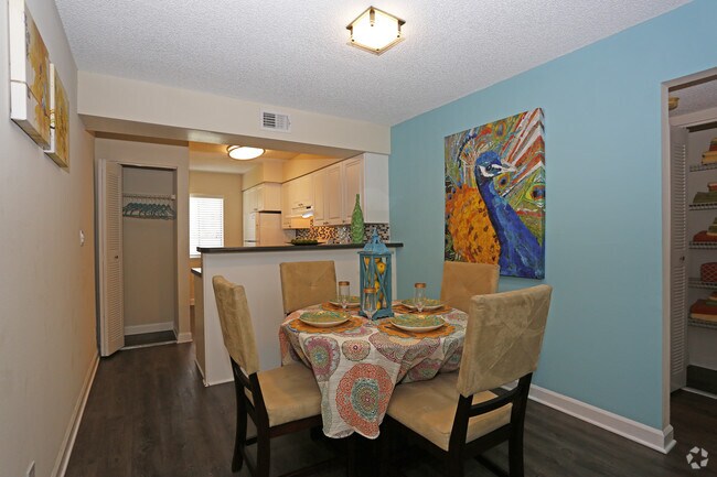 2BR, 2BA - 1,036 SF - Copley - Dining - Town Place