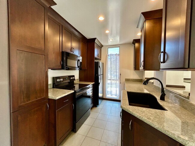 Building Photo - Prime 2 Bed, 2 Bath in La Jolla! Unit 245