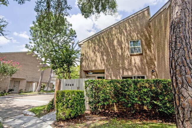 Building Photo - 2066 Augusta Dr Rental