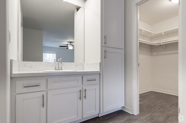 2BR, 1BA - 960 SF