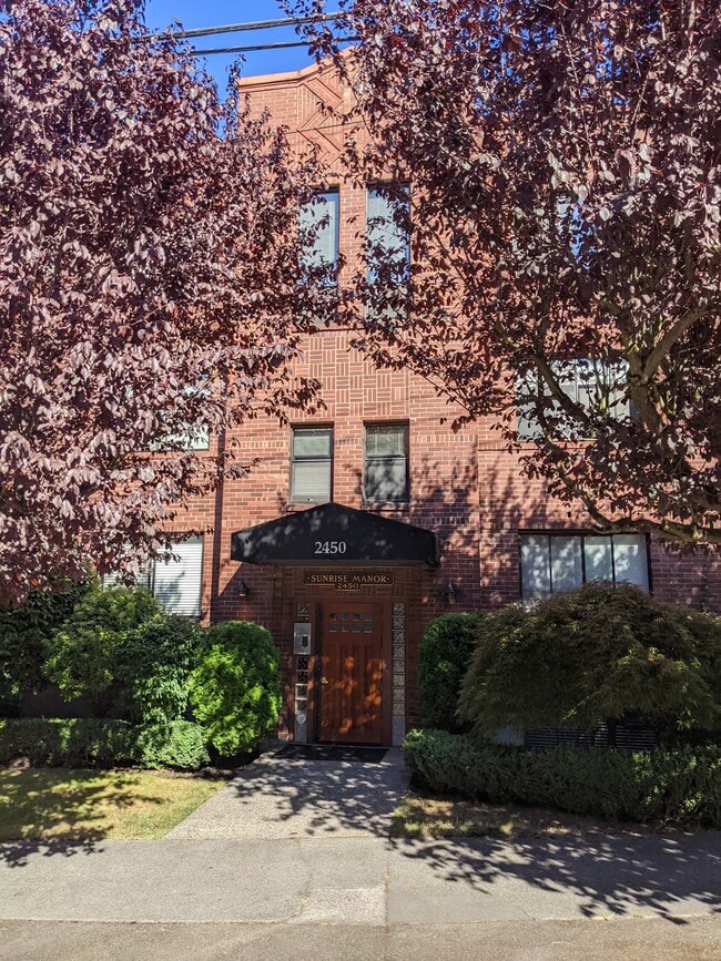 Sunrise Manor - 2450 Dexter Ave N Unit 204