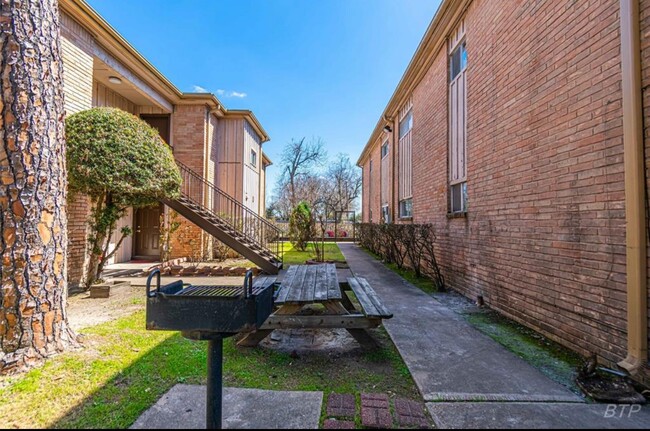 Building Photo - 8110 Albacore Dr Unit 60