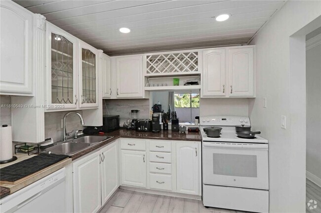 Building Photo - 6886 N Kendall Dr Unit D407 Rental