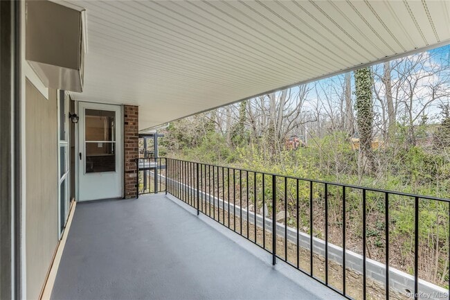 Photo - 914 Old Country Rd