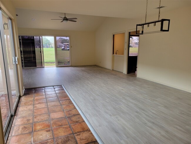 Photo - 406 Fox Briar Ln