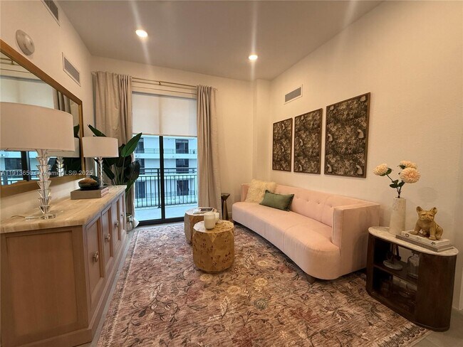 Photo - 2001 Van Buren St Unidad 744