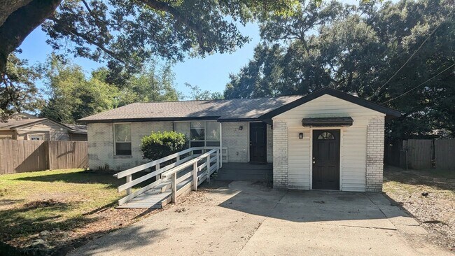 Building Photo - MOVE IN SPECIAL: Waived $350 Cleaning Fee!...