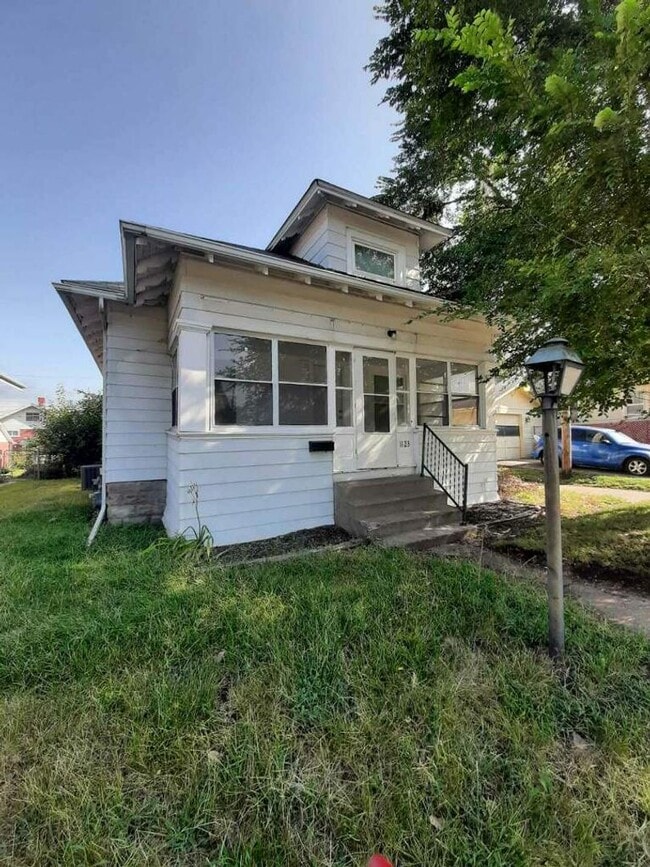 Building Photo - 3 bed 1 bath Rock Island Home!