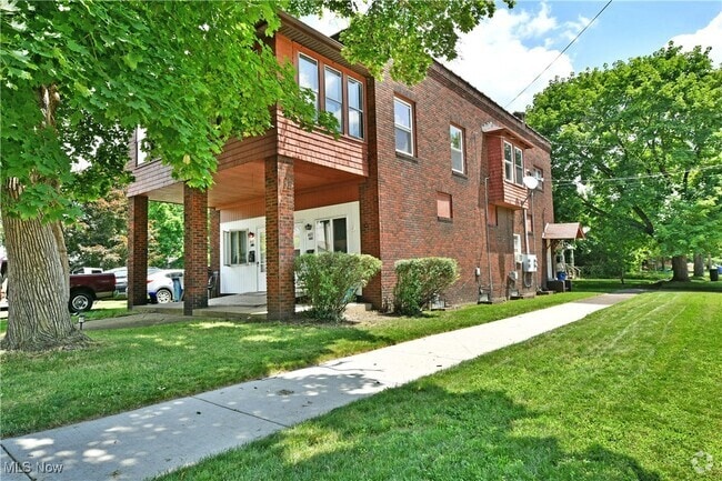 Building Photo - 401 Williams St SE Rental
