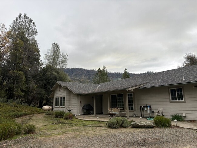 Building Photo - Beautiful, Loved, 3 bed-2 ba Mountain Home