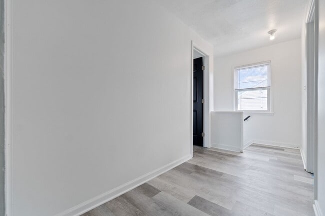 Photo - BEAUTIFUL 4 BEDROOM APARTMENTS!!