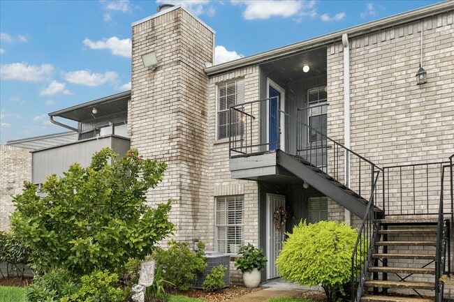 Building Photo - 9700 Leawood Blvd Unit 702