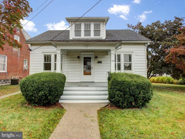 Photo - 557 N Franklin St