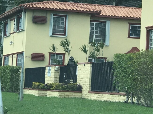 Photo - 661 SW 11th St Unidad 22W