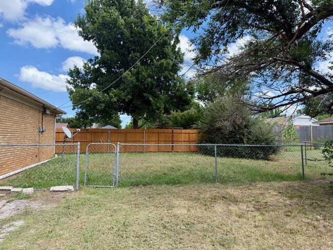 Photo - 3 Bedroom and 1 Bathroom Home for rent in Shawnee
