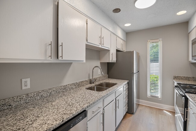 Colonial Pointe Apartments