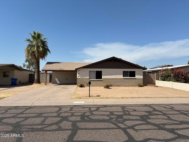 Building Photo - 2930 W Laurel Ln Rental