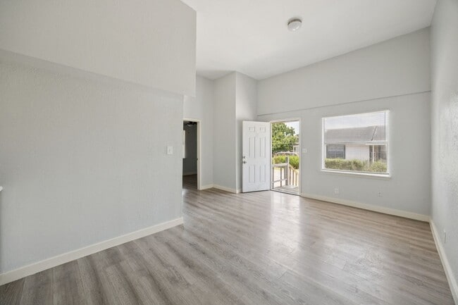 Photo - 1007 W St Charles St