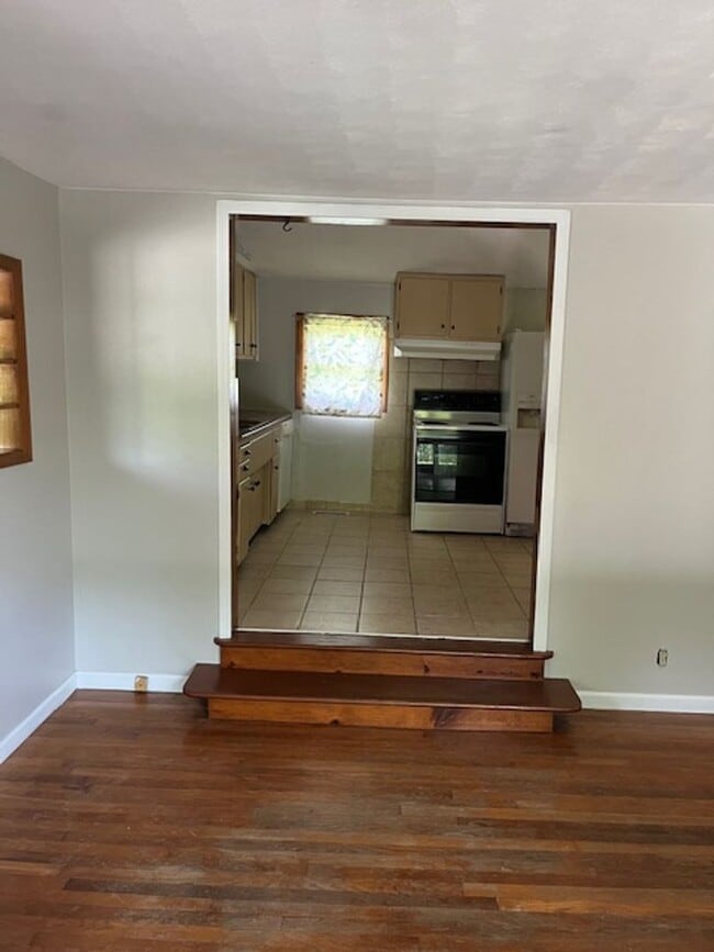 Photo - 3 bedroom, 1 bath Home: Located in Elletts...