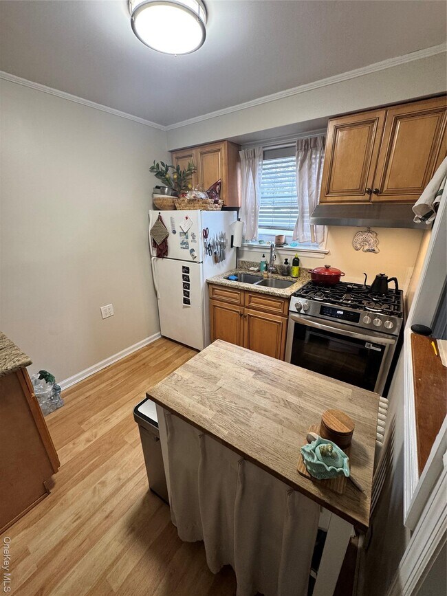 Photo - 655 E Walnut St Unit 1st fl