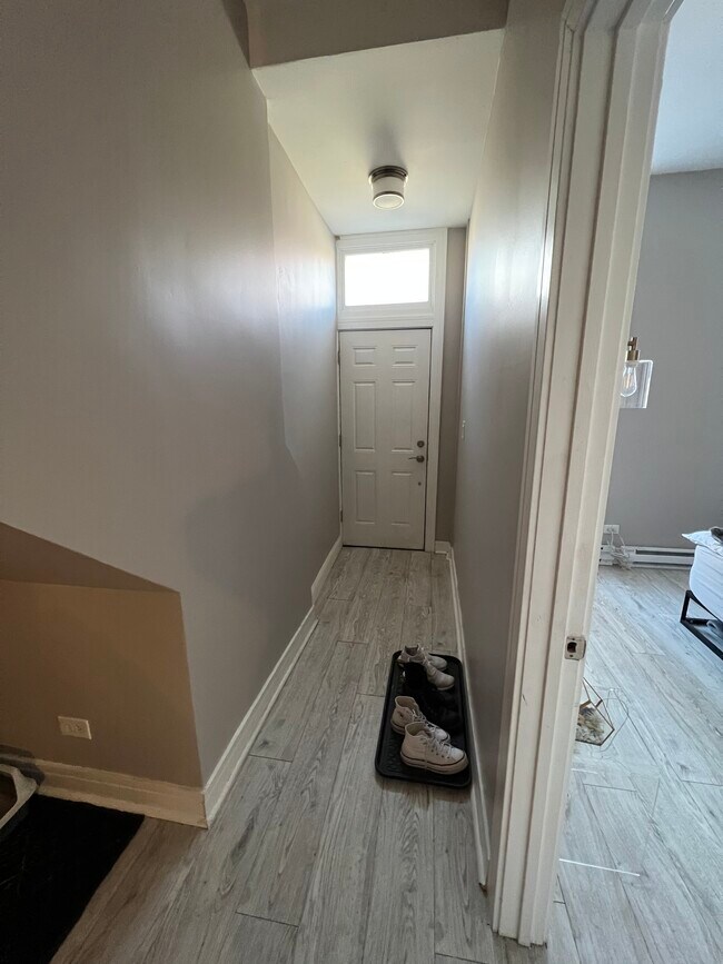 Front entry - 2336 N Southport Ave Unidad #1Front