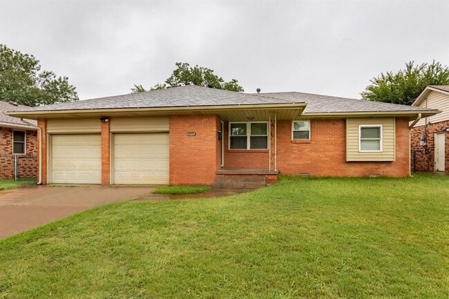 Building Photo - 2108 Henderson Dr