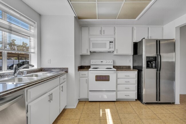 Building Photo - 55893 Santa Fe Trail Rental