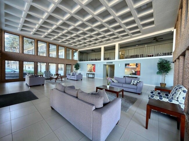 Building Photo - 9440 SW 8th St Unit 208