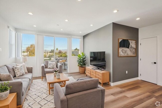 Building Photo - IM 21 Unit 405 Rental