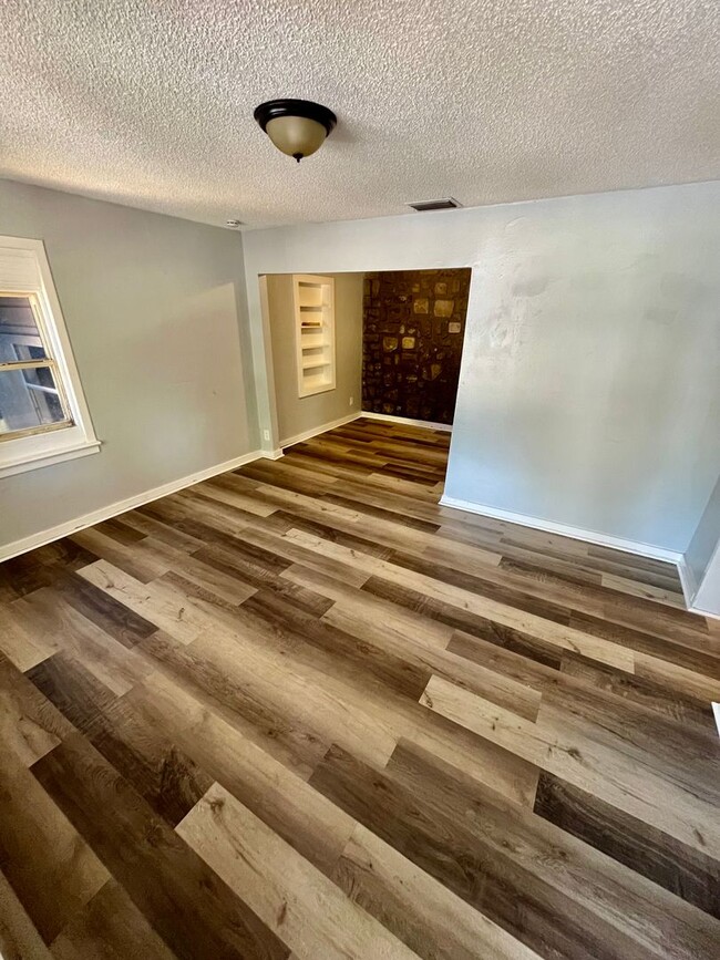 Building Photo - NICE 3BR/1BA Home With Large Yard, Covered...
