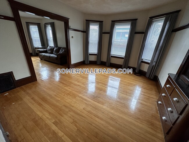 Building Photo - 8 Maine Ave Unit 2 Rental