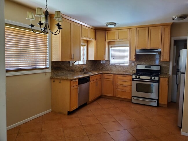 Foto principal - 10832 Westminster Ave