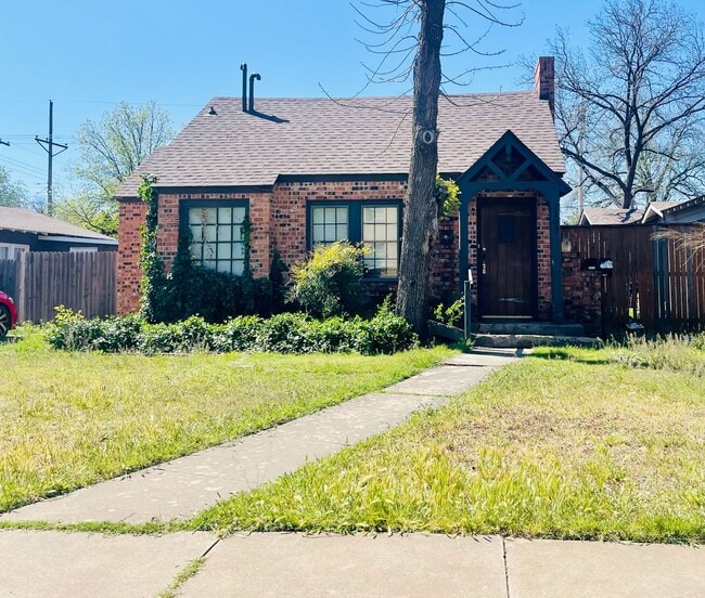 Building Photo - Spacious 2 Bedroom home