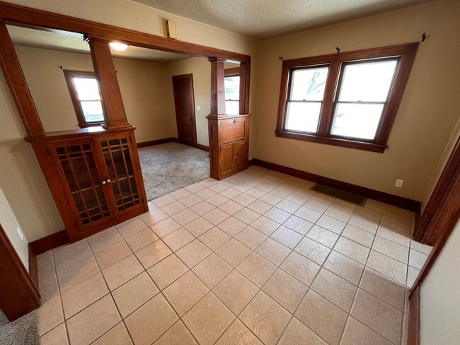 Photo - 915 W 12th St