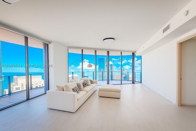 Building Photo - 1000 Brickell Plaza Unit PH5501