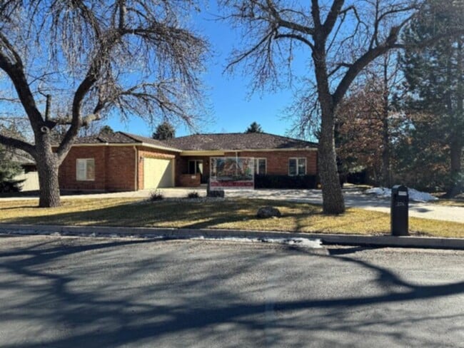 Building Photo - Outstanding one-level home in the gated Spring Grove community near the Broadmoor!