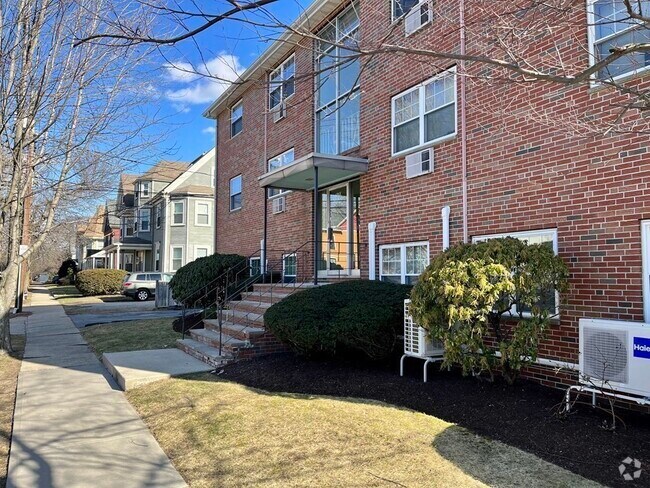 Building Photo - 1 Wyman St Unit 4 Rental