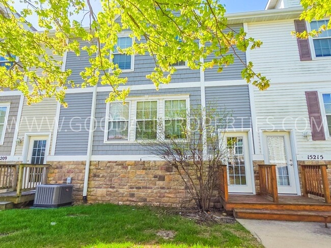 Building Photo - RENT REDUCED!!! 2 Bedroom 2 Bath Townhome in Urbandale with attached 2 car garage!