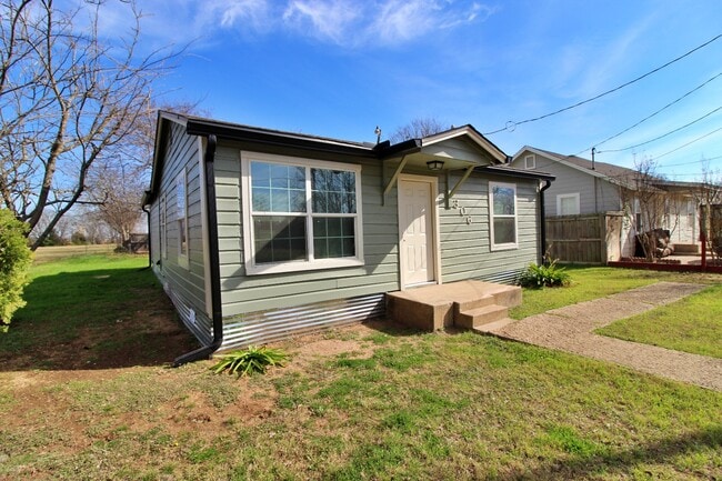 Photo - 306 Pullen St