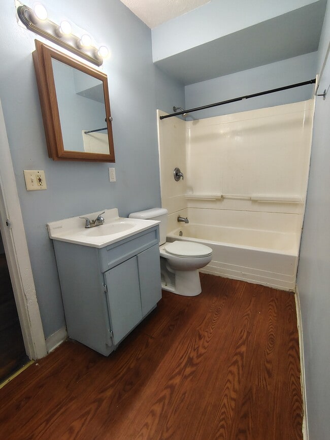 Photo - 1635 Charles St