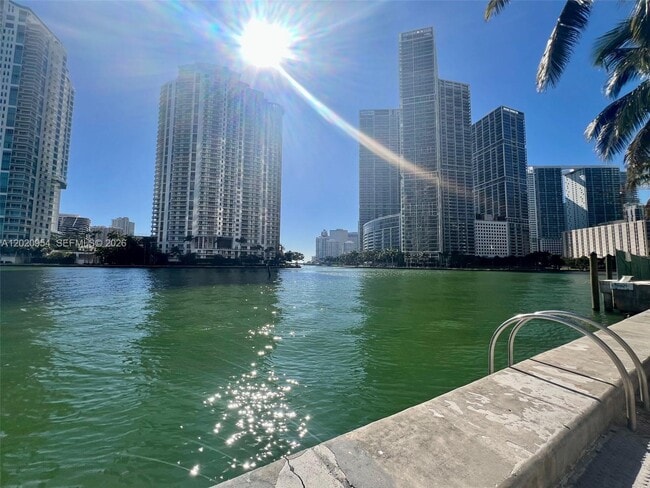 Building Photo - 300 S Biscayne Blvd Unit PH-3907